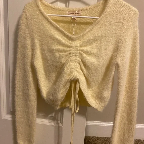 Cream colored sweater - Picture 1 of 1